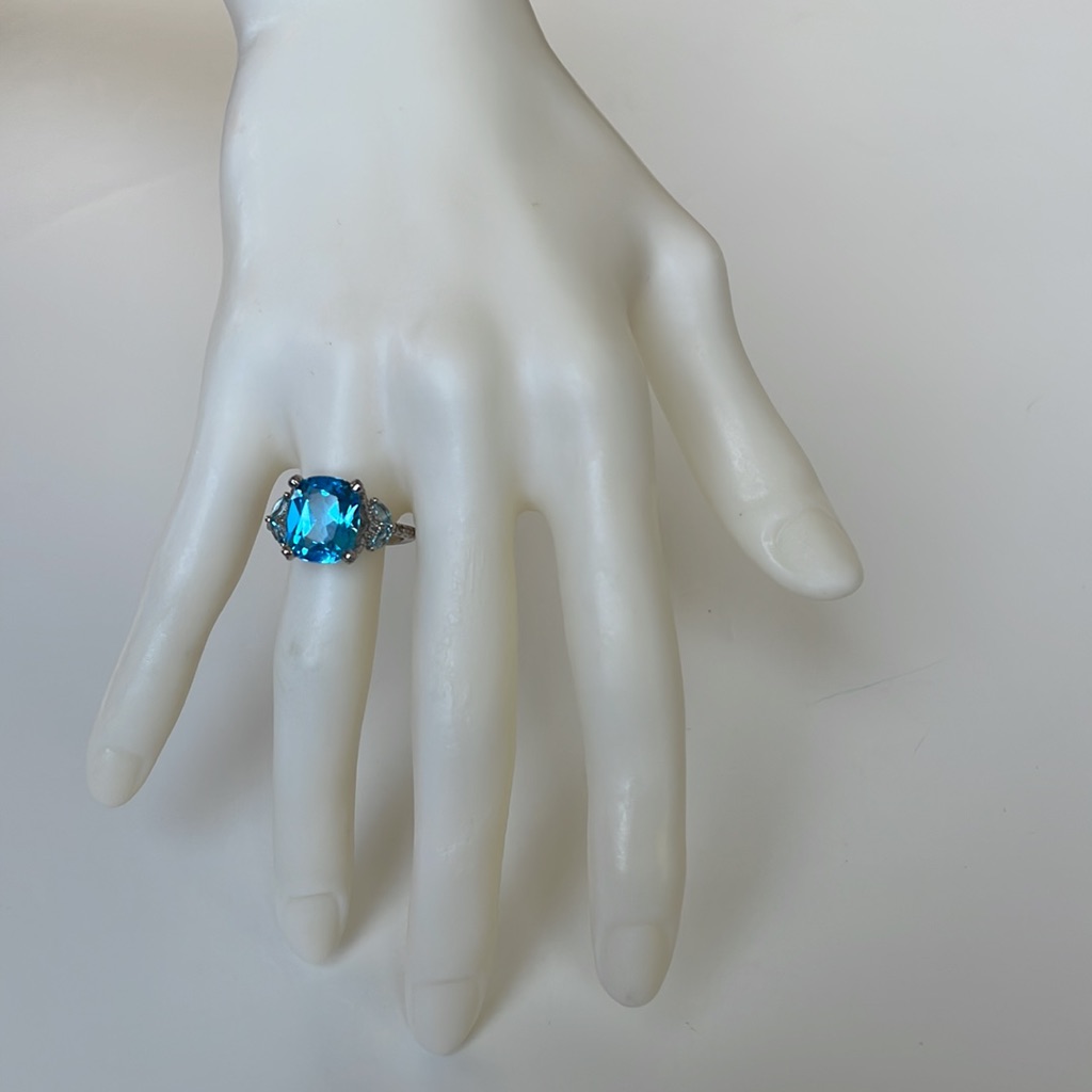 Nwot Blue Topaz Ring 5 Ct TW White Topaz 14 Ct Nwot Blue Topaz Ring 5 Ct TW White Topaz 14 Ct